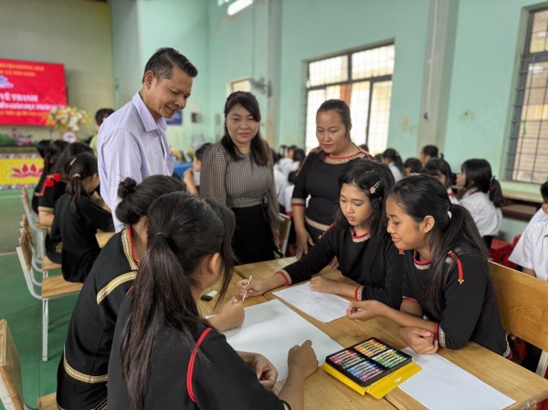 Hoàn thiện các cơ chế, chính sách đặc thù cho người học là người dân tộc thiểu số